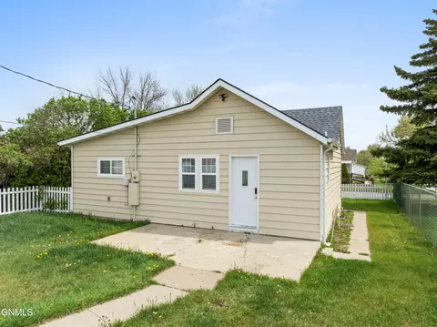 Exterior - 815 5th Ave W, Williston, ND 58801 photo 2 of 2
