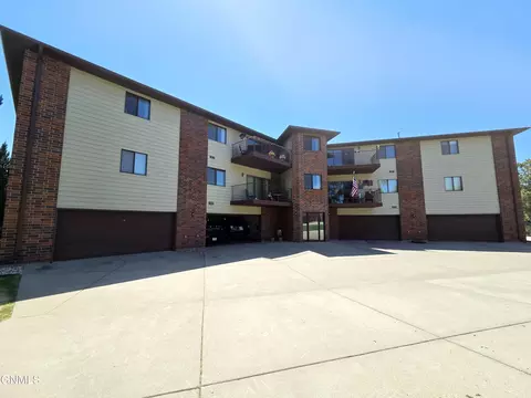 3305 Montreal St, Bismarck, ND 58503
