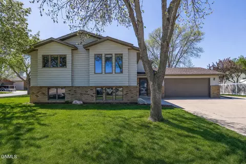 411 Laredo Dr, Bismarck, ND 58504
