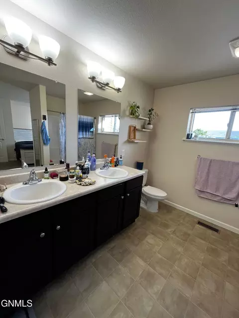 Bath - 3602 Long Branch Ave, Williston, ND 58801 photo 4 of 4