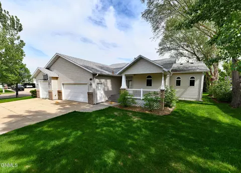 2301 Fresno Dr, Bismarck, ND 58504