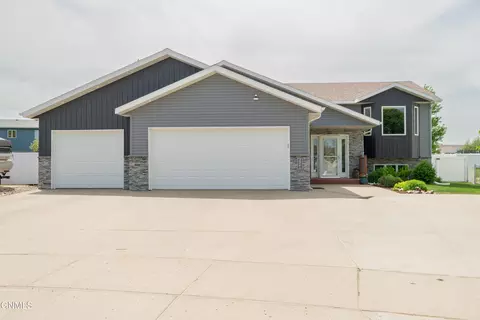2501 Bender Pl SE, Mandan, ND 58554