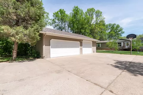 Exterior - 8550 Willow Rd N, Mandan, ND 58554 photo 5 of 10