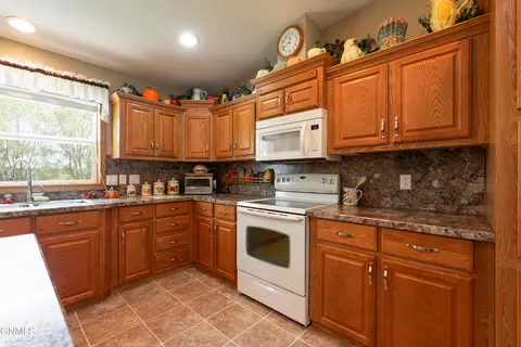 Kitchen - 8550 Willow Rd N, Mandan, ND 58554 photo 3 of 5