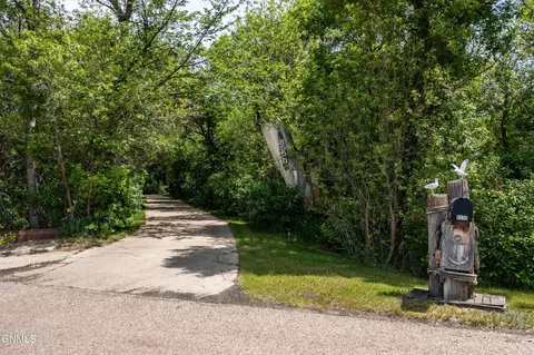 Exterior - 8550 Willow Rd N, Mandan, ND 58554 photo 2 of 10