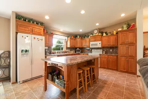 Kitchen - 8550 Willow Rd N, Mandan, ND 58554 photo 4 of 5