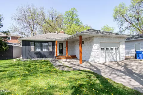 1226 11th St N, Fargo, ND 58102