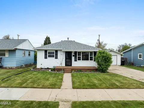 708 18th St W, Williston, ND 58801