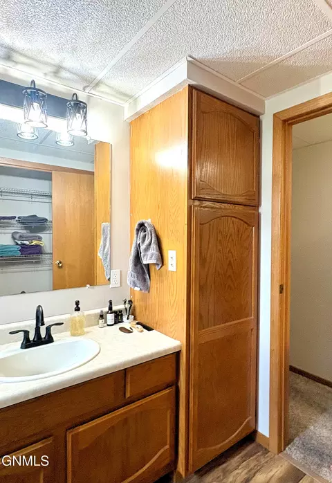 Bath - 901 4th Ave W, Williston, ND 58801 photo 6 of 7
