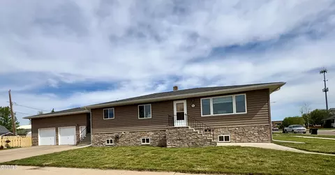 901 4th Ave W, Williston, ND 58801
