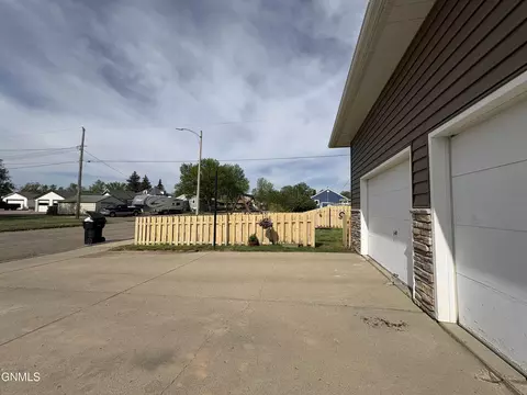Exterior - 901 4th Ave W, Williston, ND 58801 photo 2 of 3