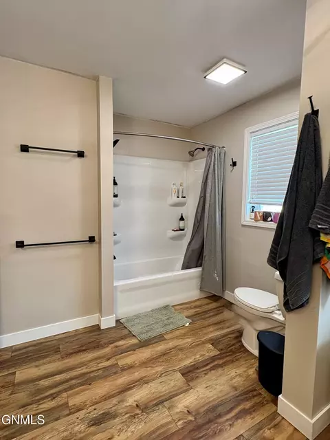 Bath - 901 4th Ave W, Williston, ND 58801 photo 4 of 7