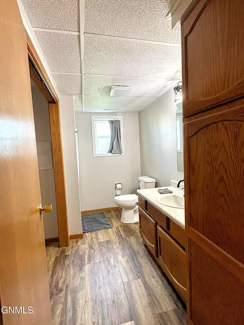 Bath - 901 4th Ave W, Williston, ND 58801 photo 5 of 7