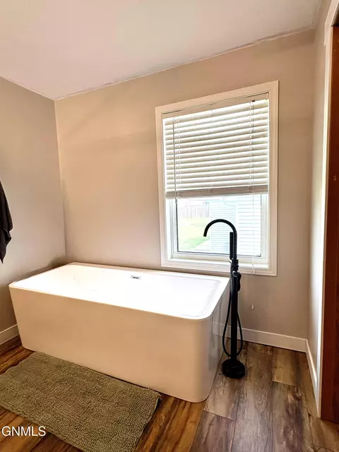 Bath - 901 4th Ave W, Williston, ND 58801 photo 2 of 7
