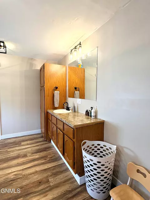 Bath - 901 4th Ave W, Williston, ND 58801 photo 1 of 7