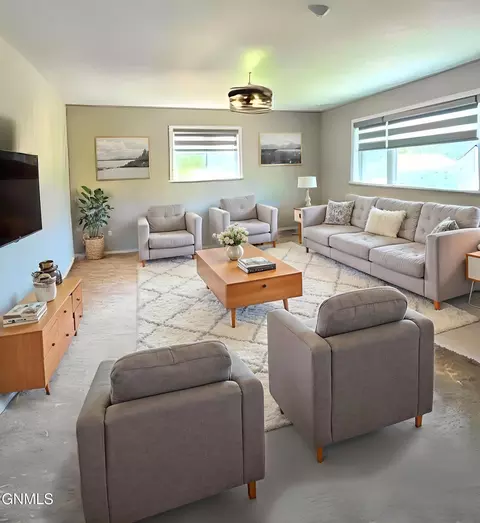 Living - 901 4th Ave W, Williston, ND 58801 photo 4 of 5