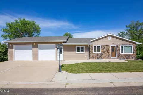 138 1st Ave NW, Killdeer, ND 58640