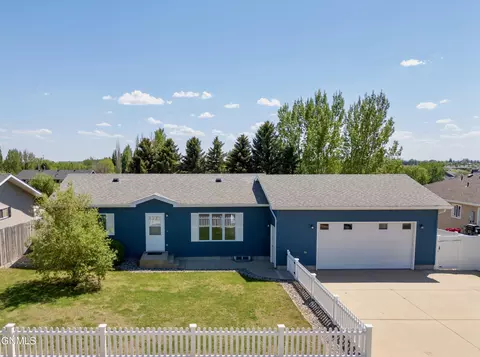 979 22nd St W, Dickinson, ND 58601