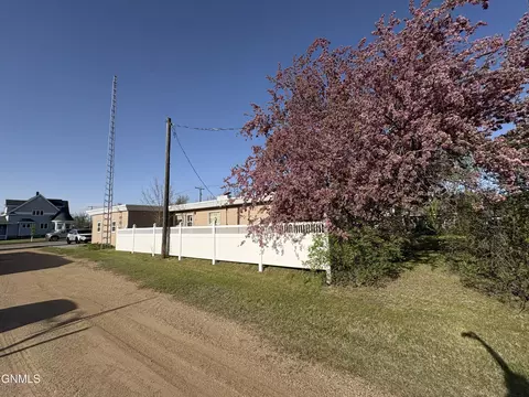 Exterior - 121 4th St, Edgeley, ND 58433 photo 13 of 13
