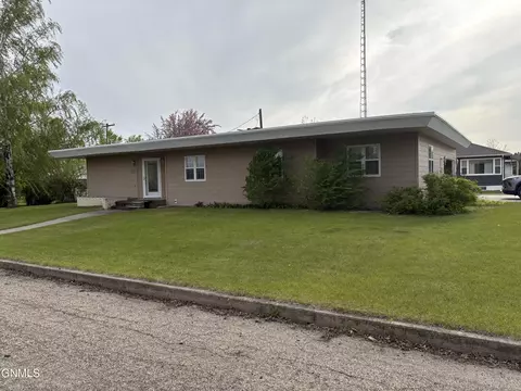 121 4th St, Edgeley, ND 58433