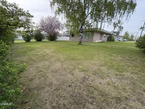 Exterior - 121 4th St, Edgeley, ND 58433 photo 5 of 13