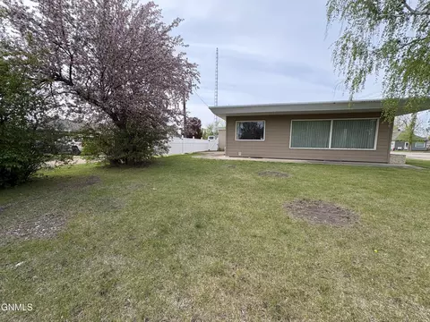 121 4th St, Edgeley, ND 58433