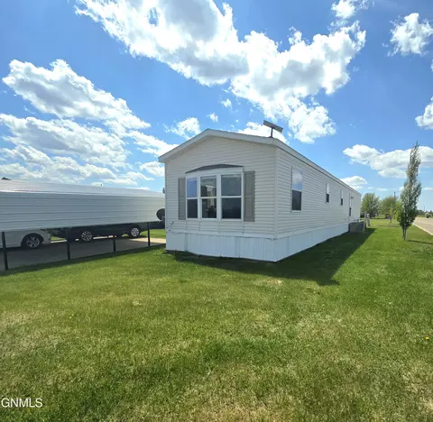 338 3rd St NW, Gwinner, ND 58040