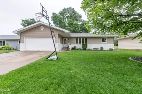 2013 6th St, Bismarck, ND 58501