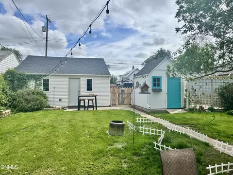 Exterior - 814 1st Ave E, Williston, ND 58801 photo 9 of 12