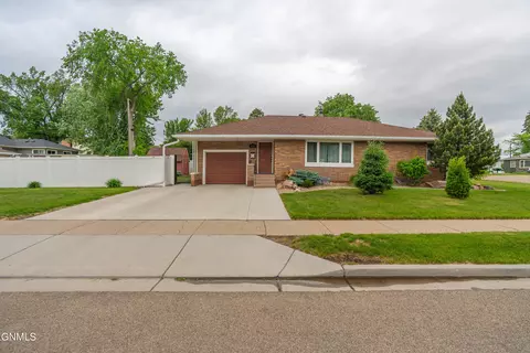 1110 1st St N, Bismarck, ND 58501