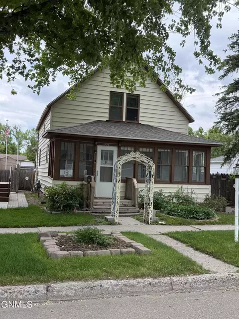 526 3rd St SW, Jamestown, ND 58401