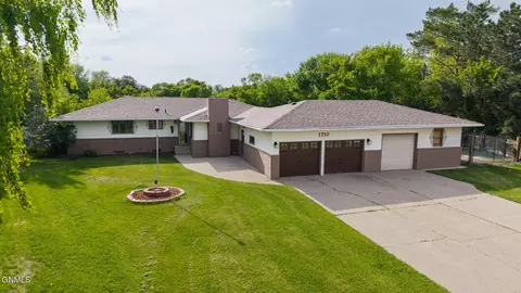 1710 Elmwood Pl, Jamestown, ND 58401
