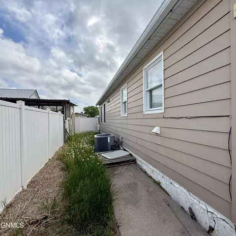 Exterior - 19 2nd St E, Culbertson, MT 59218 photo 1 of 2