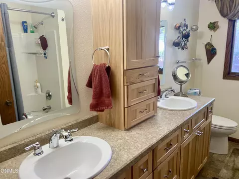 Bath - 1101 University Ave, Williston, ND 58801 photo 2 of 6