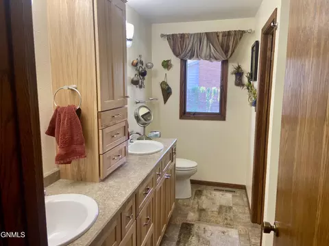 Bath - 1101 University Ave, Williston, ND 58801 photo 1 of 6