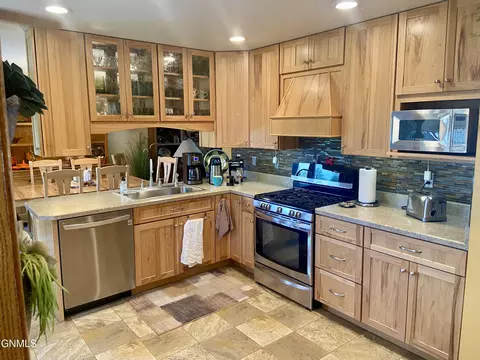 Kitchen - 1101 University Ave, Williston, ND 58801 photo 3 of 7
