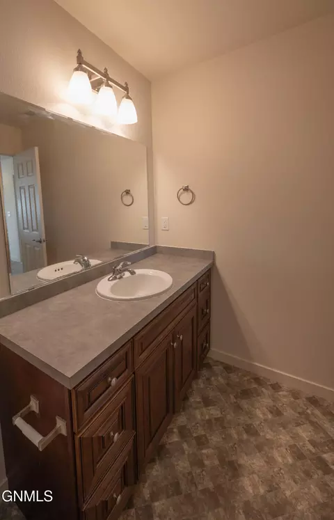 Bath - 2802 29th Ave W, Williston, ND 58801 photo 2 of 5