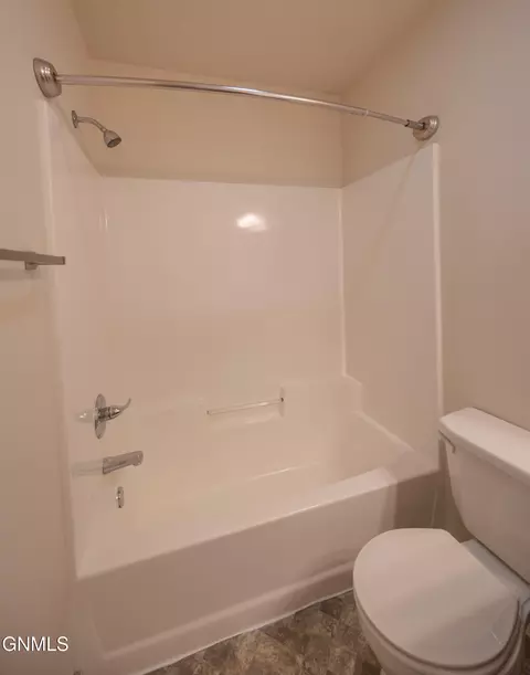 Bath - 2802 29th Ave W, Williston, ND 58801 photo 3 of 5