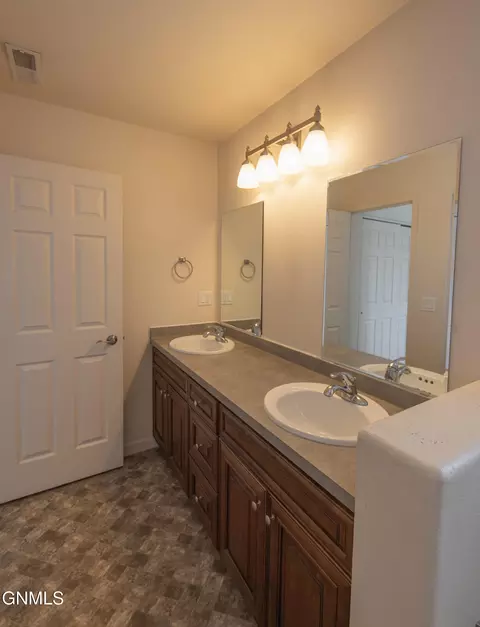 Bath - 2802 29th Ave W, Williston, ND 58801 photo 5 of 5