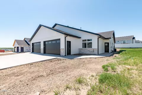 4118 Platinum St, Bismarck, ND 58503