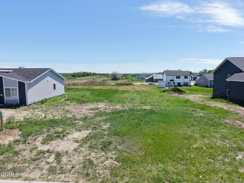 5319 Hendrickson Dr, Bismarck, ND 58504 photo 2