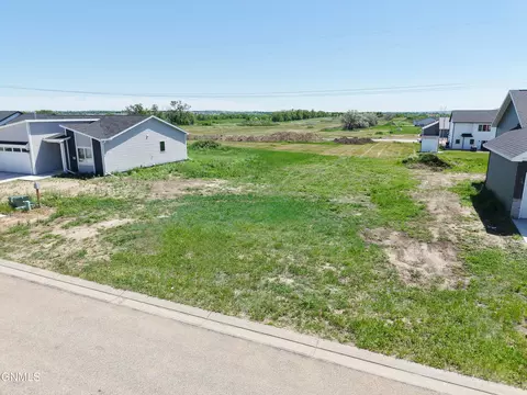 5319 Hendrickson Dr, Bismarck, ND 58504 photo 5