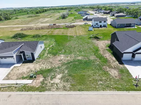 5319 Hendrickson Dr, Bismarck, ND 58504 photo 3