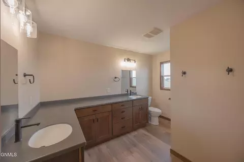 Bath - 1804 14th Ave E, Williston, ND 58801 photo 2 of 5