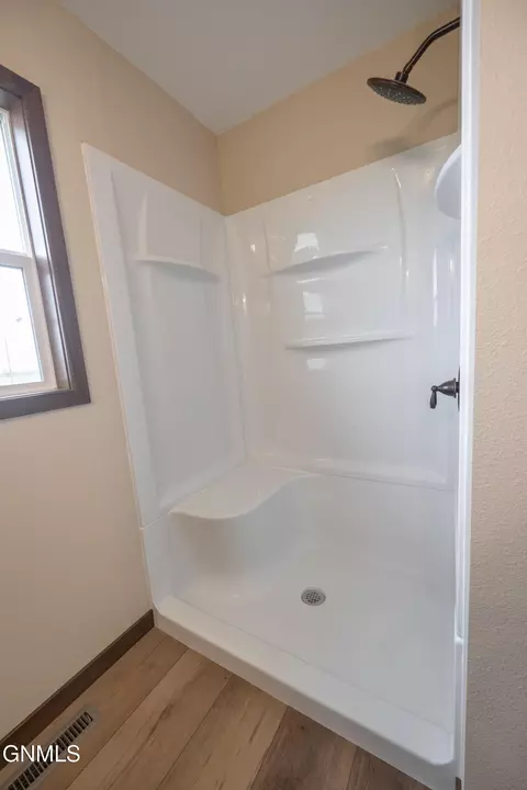 Bath - 1804 14th Ave E, Williston, ND 58801 photo 4 of 5