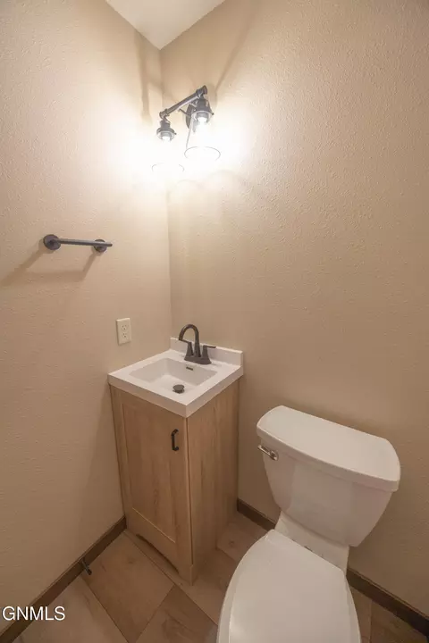Bath - 1804 14th Ave E, Williston, ND 58801 photo 1 of 5