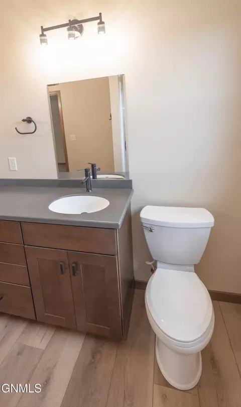 Bath - 1804 14th Ave E, Williston, ND 58801 photo 3 of 5