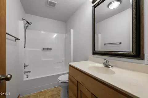 Bath - 1921 18th Ave W, Williston, ND 58801 photo 1 of 4