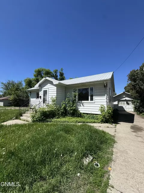 314 4th Ave SW, Jamestown, ND 58401
