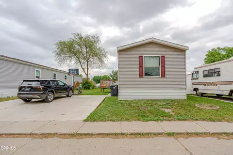 106 W Deer St, Mandan, ND 58554